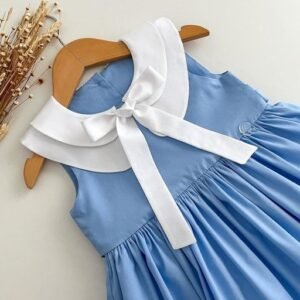 Robe à double col blanc avec noeud